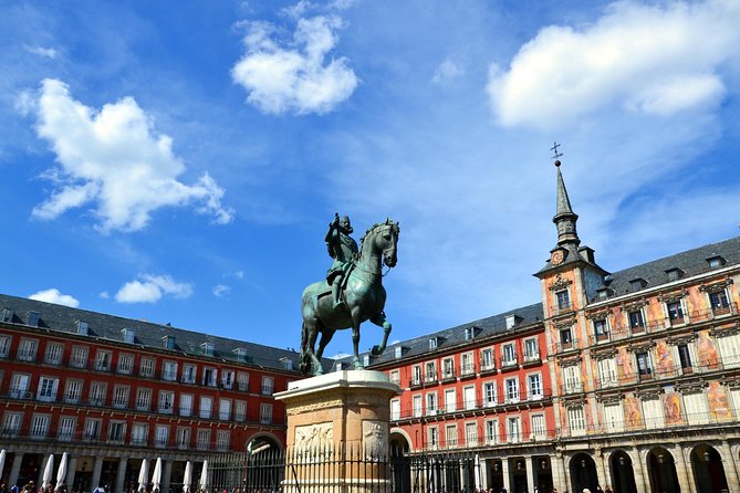 Walking Tour Madrid Old Town: Secret Spots and Hidden Gems - Magnificent Almudena Cathedral and Its Architecture