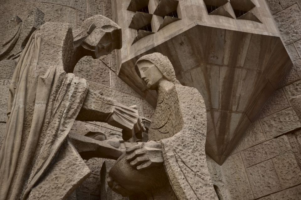 Walking Tour Sagrada Familia Basilica For European Tourist - Unique Photo Opportunities