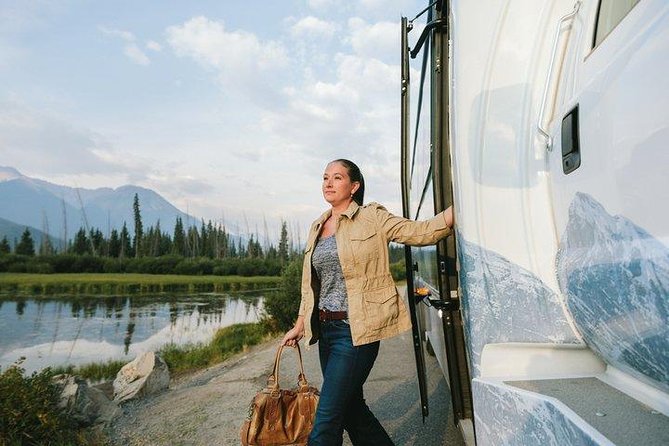 Alberta Transfer: Banff, Jasper, Lake Louise, Calgary - Luggage Assistance