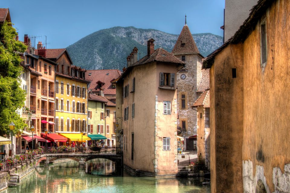 Annecy: City Highlights Self-Guided Scavenger Hunt & Tour - Navigating the Old Town