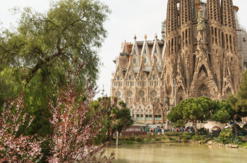 Barcelona: La Sagrada Familia & Park Guell Small-Group Tour - Park Guell Guided Tour