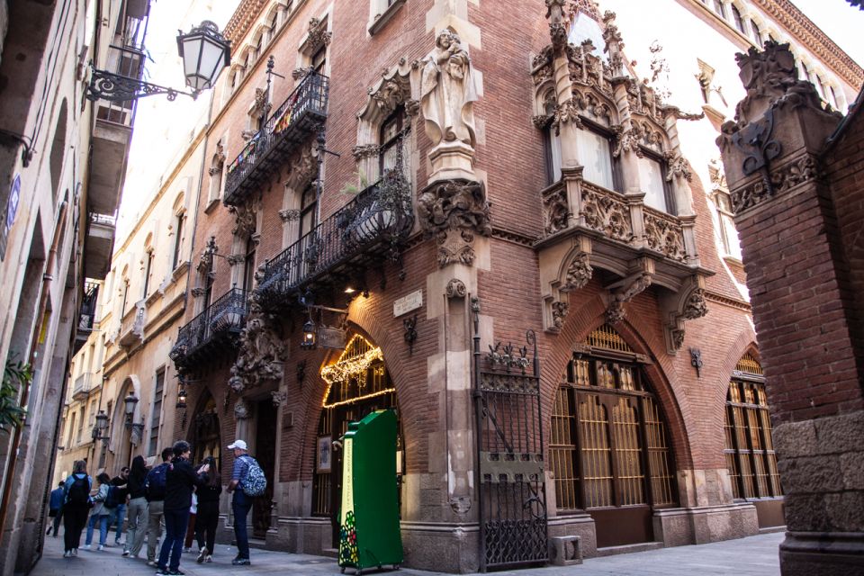 Barcelona: Picasso Walking Tour With Museum Entry Ticket - Discovering Picassos Barcelona