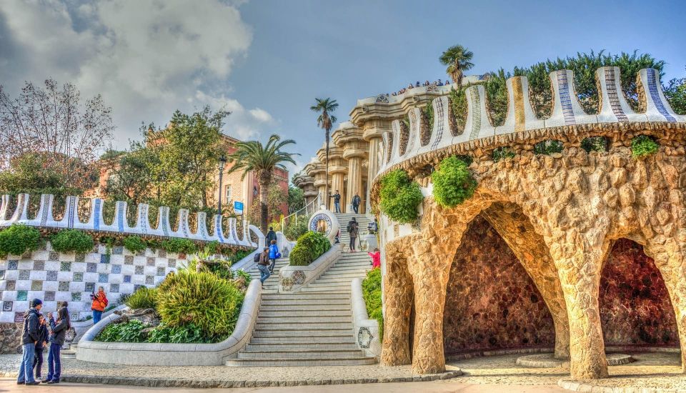 Barcelona: Sagrada Familia and Park Güell With Hotel Pickup - Exploring Modernist Architecture