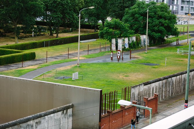 Berlin Historical Bike Tour: Berlin Wall and Cold War - Escape Attempts and Deathstrip Watchtowers