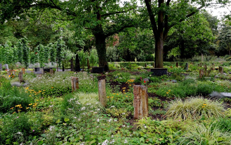 Cologne: Melaten Cemetery With Old Town Private Tour - Visiting Cologne Cathedral