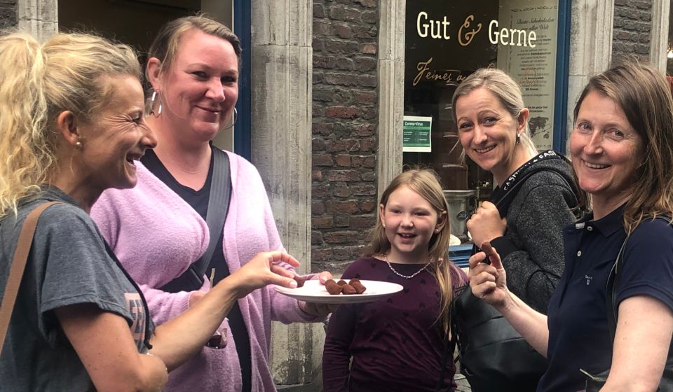 Düsseldorf: Sweet Treats Guided Walking Tour of Old Town - Visiting Cafés in Old Town