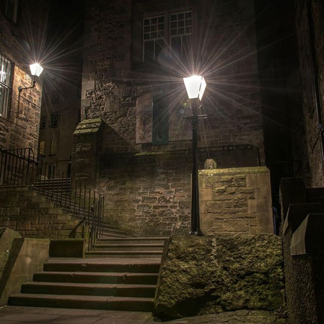 Edinburgh: 2-Hour Nighttime Ghost Tour - Visual Projections Bring the Past to Life