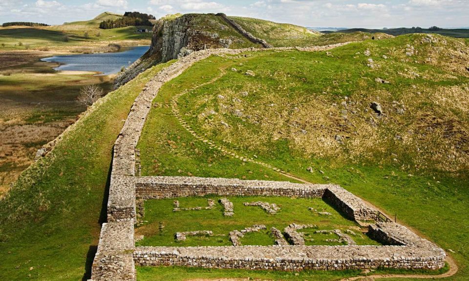 Edinburgh: Rosslyn Chapel and Hadrian's Wall Tour in Spanish - Hadrians Wall Highlights