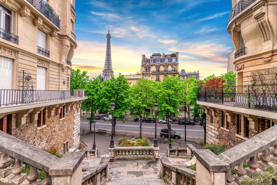 Family Tour of Paris Old Town and Grévin Museum - History and Legends