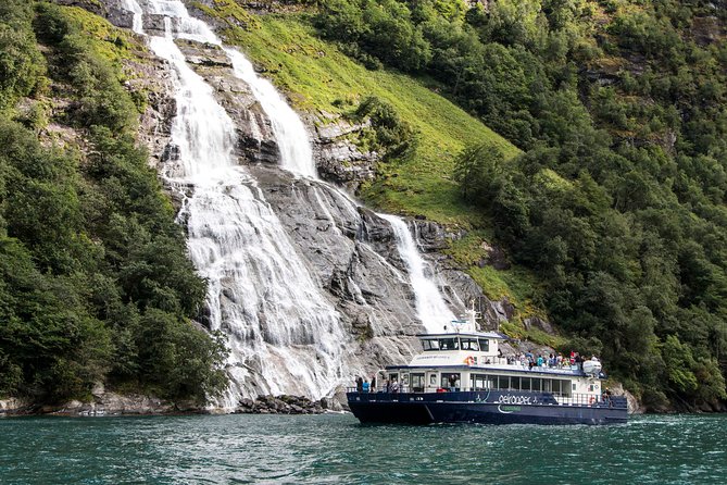 Fjord Cruise Ålesund Geirangerfjord R/T - Tour Duration and Group Size