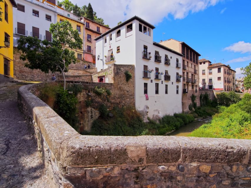 Granada: Private Fast-Track Alhambra and Albaicin Tour - Palace of Charles V