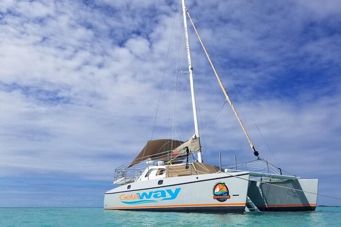 Half-Day Catamaran Tour in Cayos De La Cordillera With Lunch - Group Size and Capacity