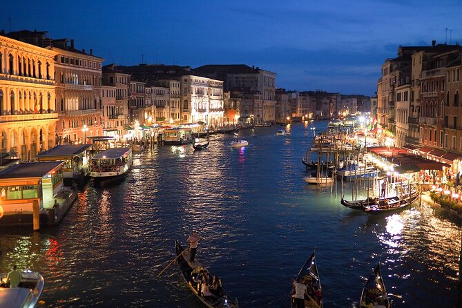 Highlights and Hidden Gems Night Tour in Venice - Capturing Romantic Scenes