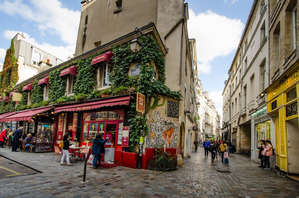 Le Marais: Explore Old Paris With a Local Host - Savory Street Food and Cafes