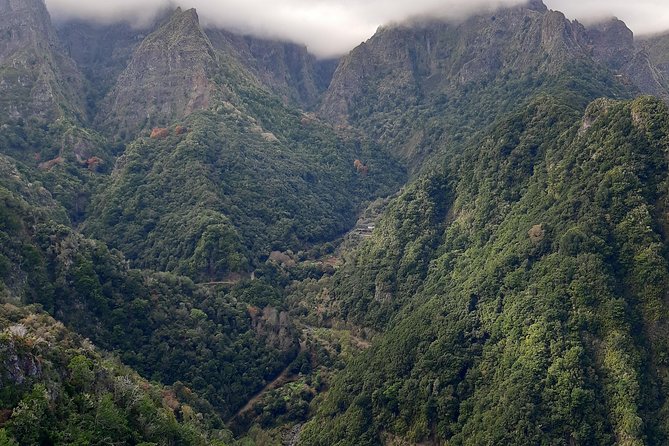 Madeira: Private 1.5-Kilometer Levada Dos Balcões Hike PR11 - Recommended Attire