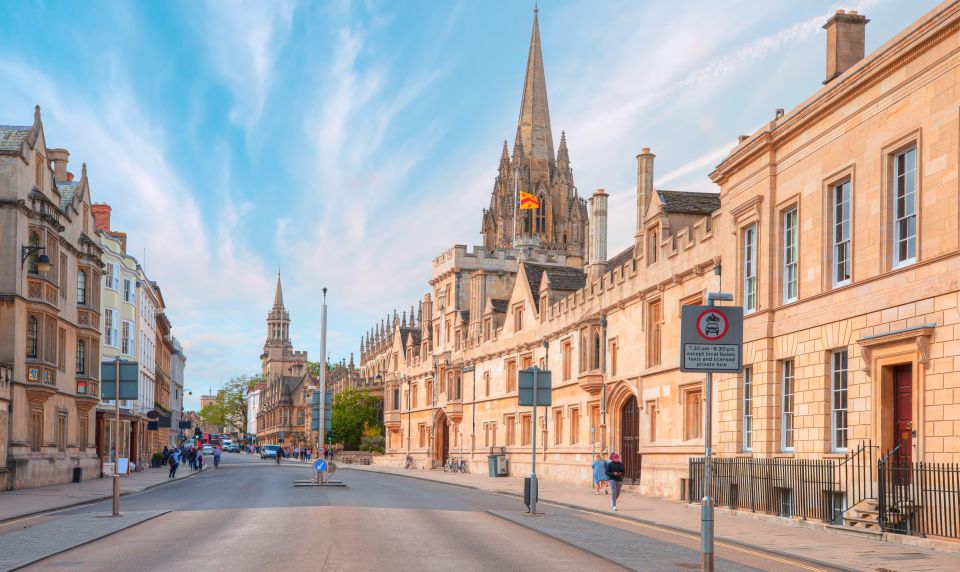 Oxford Top 10 City Highlights - New Colleges Grounds and Cloisters