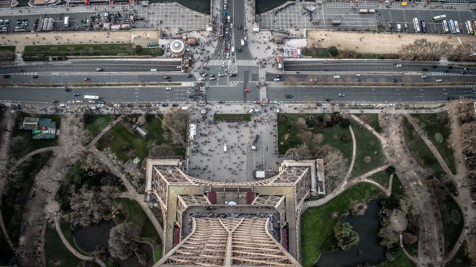 Paris: Access Eiffel Tower Summit or Second Level - Guided Tour