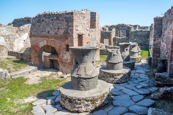 Pompeii, the Lives of the Ancients W/ Ticket Included - Navigating the Ruins