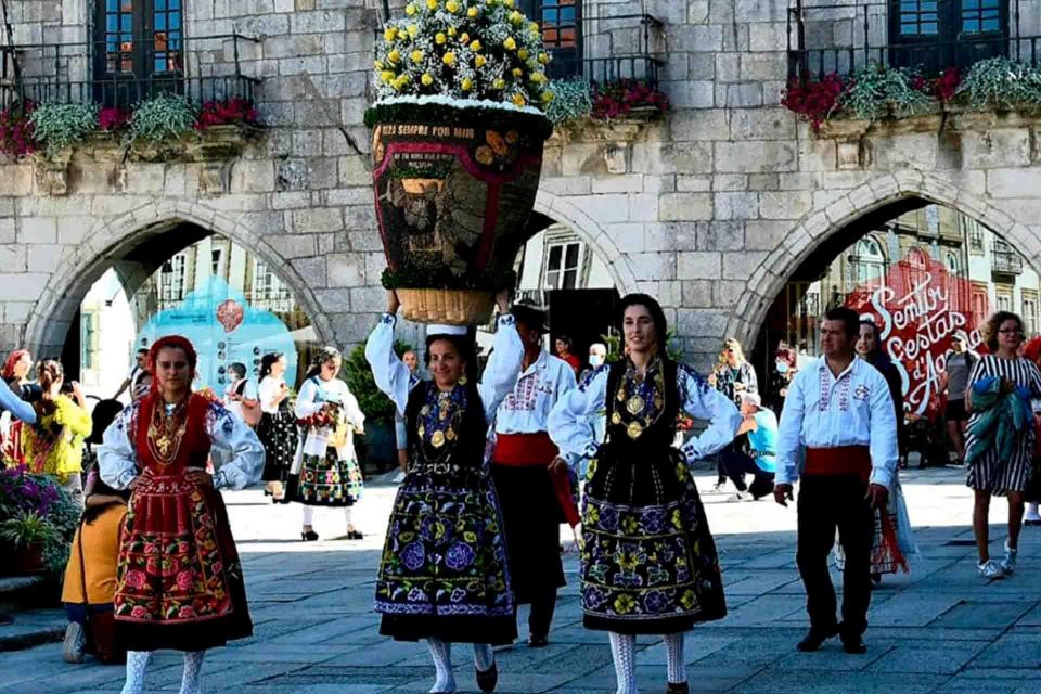 Porto: Santiago De Compostela & Viana Do Castelo Tour - Historic Center of Santiago