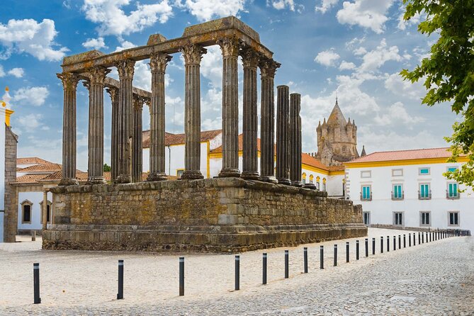 Private Walking Tour of Highlights Locations in Evora - Giraldo Square Fountain