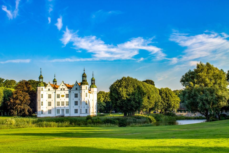 Reinbek Castle & Ahrensburg Palace Trip by Car From Hamburg - Ahrensburg Palace