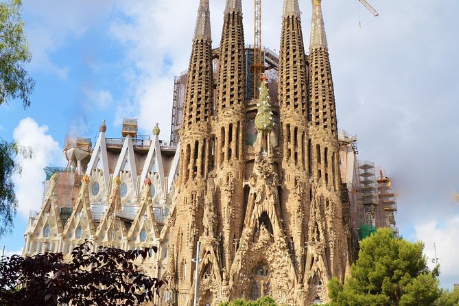 Sagrada Familia: Fast Track Guided Tour With Optional Tower