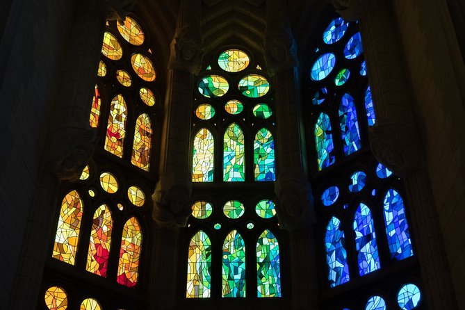 Sagrada Familia Small Group Tour With Skip the Line Ticket - Architectural Details and Symbolism