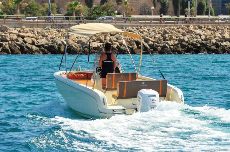 Santa Ponsa: MINERVA, License Boat Rental - Leaving the Santa Ponsa Nautical Club