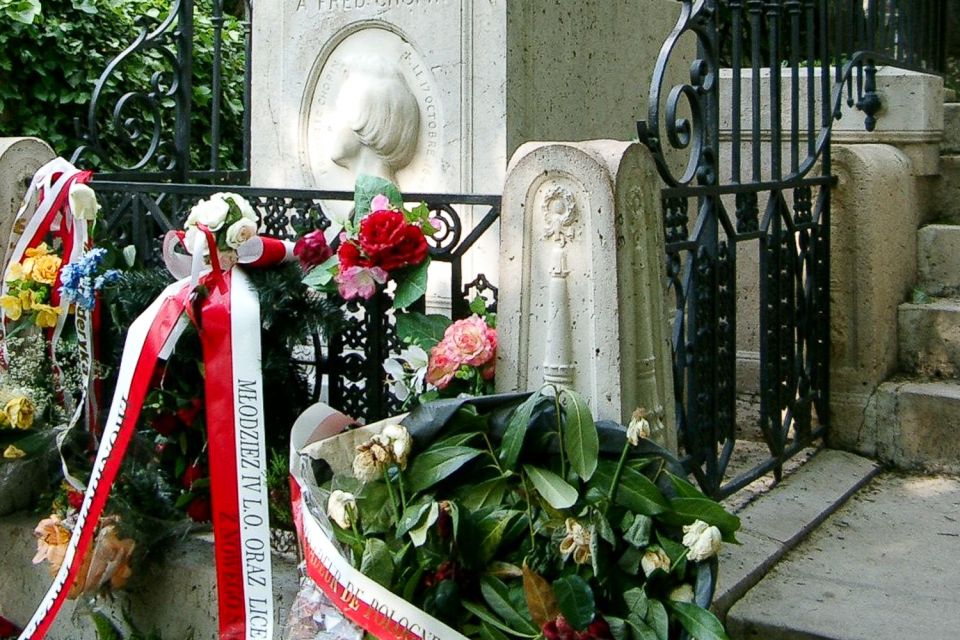 The Père Lachaise Cemetery: Guided 2-Hour Small-Group Tour - Famous Graves and Iconic Figures