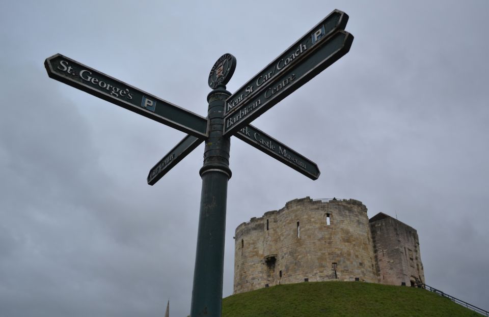 York: Smartphone Guide With Riddles and Discovery Walk - Discovering Yorks Historical Monuments