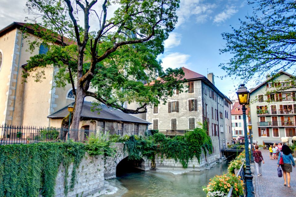 Annecy: City Highlights Self-Guided Scavenger Hunt & Tour - Scenic Views at Pont Morens