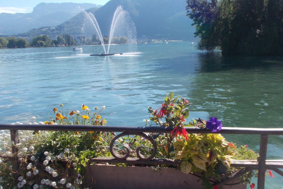 Annecy: First Discovery Walk and Reading Walking Tour - Capturing Picturesque Moments