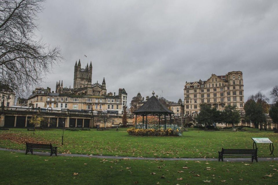 Awesome Bath – Family Walking Tour - Admiring the Architecture