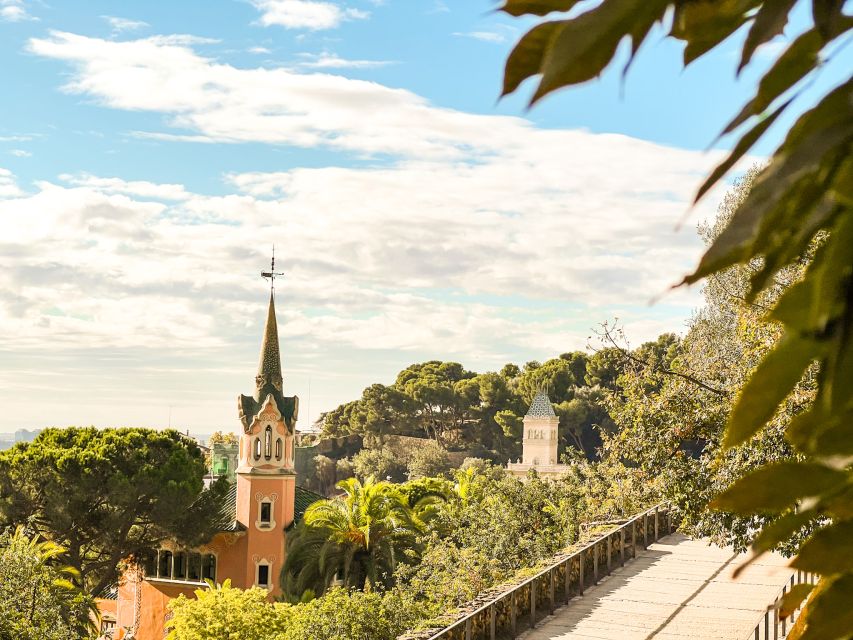 Barcelona: Park Güell & La Sagrada Familia Tickets and Tour - Professional Guide and Group