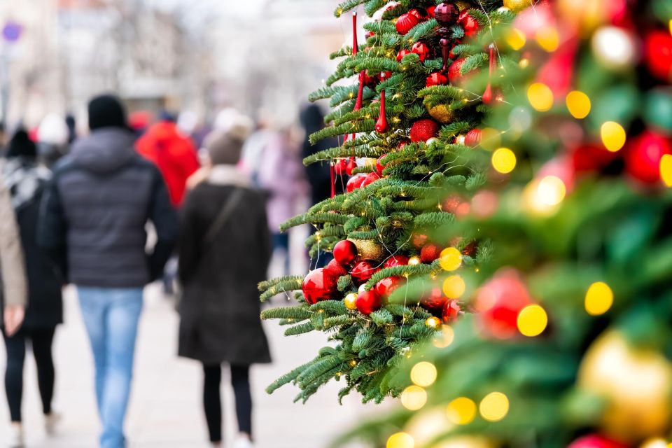 Coimbra Christmas Magic: A Festive Family Exploration - Festive Atmosphere at Praça Do Comércio