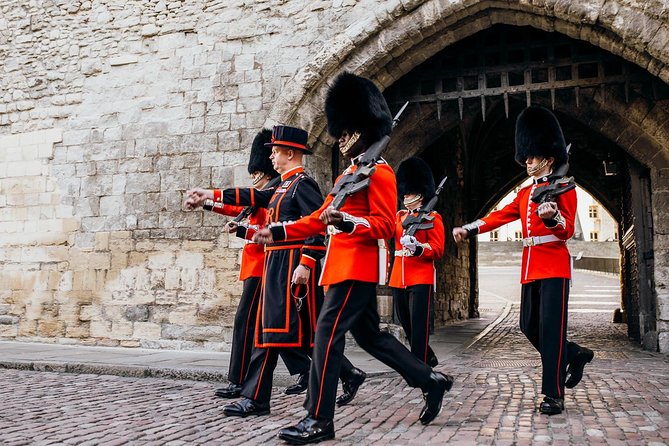 Early Access Tower of London Tour With Opening Ceremony & Cruise - Visiting Edward Is Bedroom