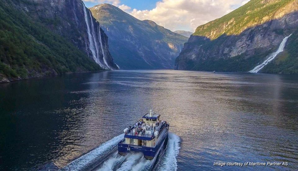 From Ålesund: Round-Trip Boat Cruise to Geirangerfjord - Onboard Amenities