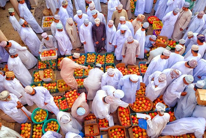 Full-Day Nizwa Fort, Bahla Fort and Jabreen Castle Private Tour - Explore Nizwa Fort