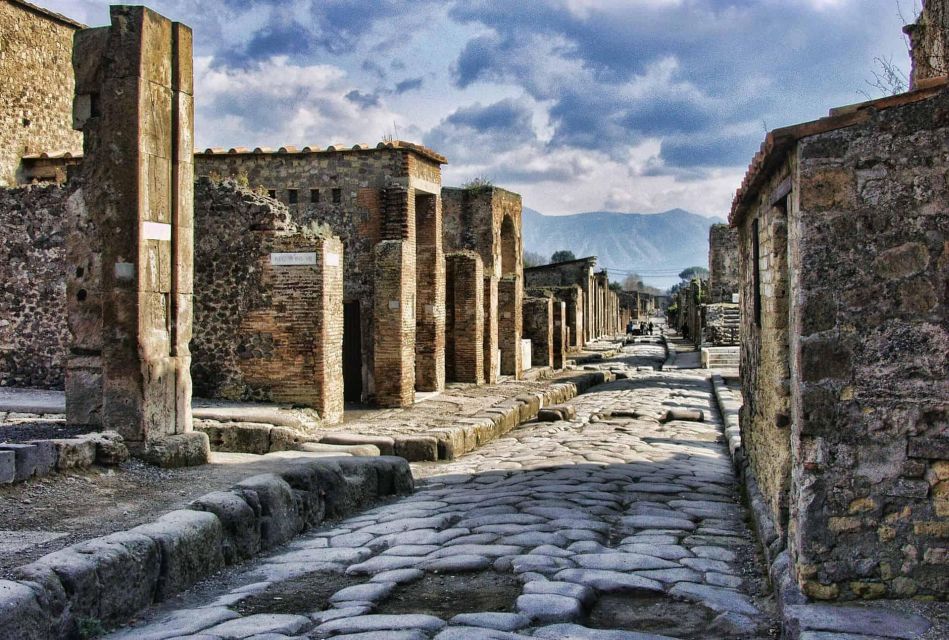 Full-Day Tour to Positano, Sorrento, and Pompeii - Exploring Pompeii Ruins