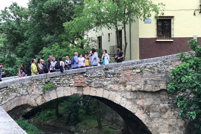 Granada: Albaicin and Sacromonte Private Tour - Meeting Point and Pickup