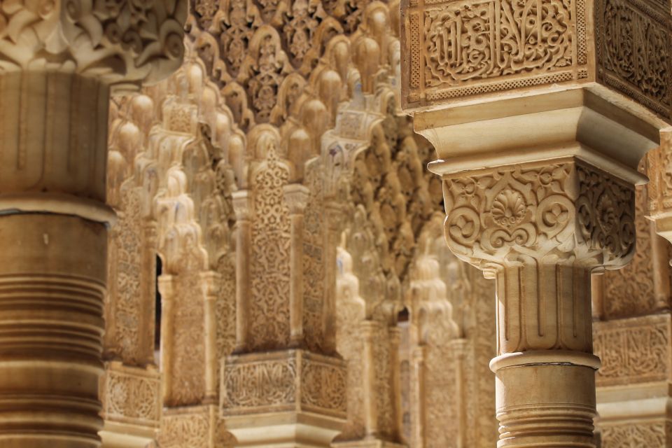 Granada: Private Fast-Track Alhambra and Albaicin Tour - Nasrid Palaces Tour