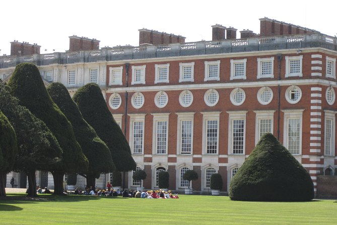 Hampton Court Palace 3hr Tour: Henry VIIIS & William IIIS Intriguing Palaces - Tour Guide and Group Size