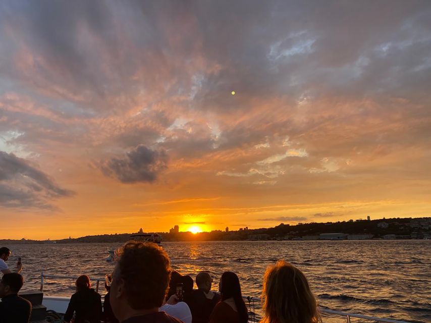 Istanbul: Bosphorus Sunset Cruise With Snacks and Drinks - Maidens Tower and Istanbul Skyline