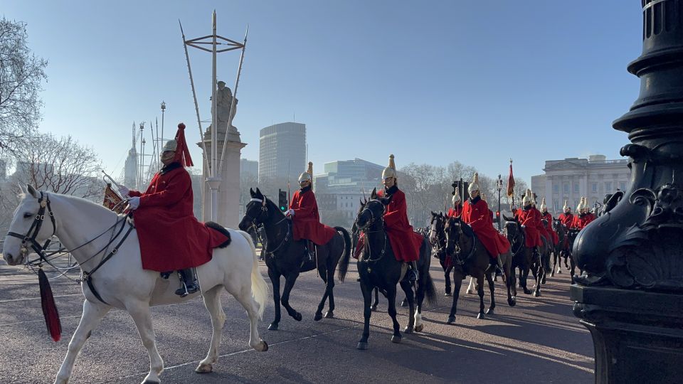 London: Royal Family and Changing of the Guards Walking Tour - Royal Palaces and Residences