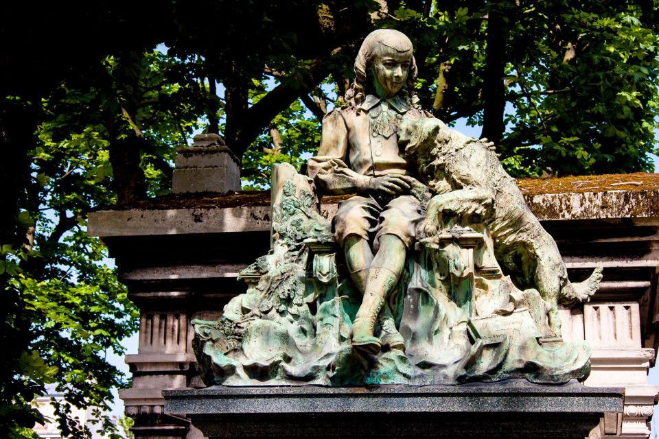 Paris: Famous Graves of Père Lachaise Small Group Tour - Oscar Wildes Unique Memorial