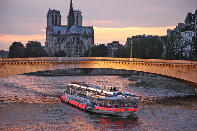 Paris Seine River Dinner Cruise With Live Music by Bateaux Mouches - Dress Code