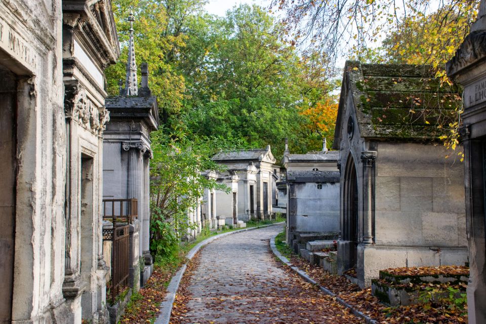 Pere Lachaise Cemetery: A Stroll Through Immortal History - Unique Views and Artistry