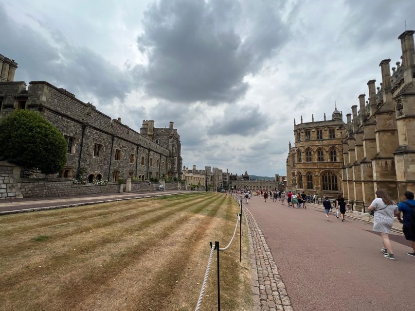 Private Trip to Windsor Castle and Stonehenge - Exploring Stonehenge