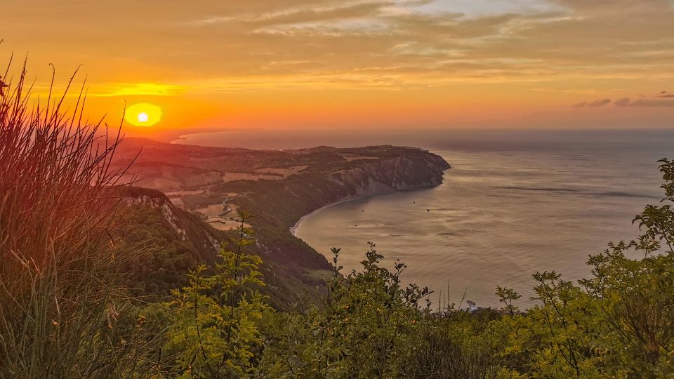 Sirolo: Mount Conero Guided Sunset Hike With Wine Tasting - Meeting Point and Guide Identification