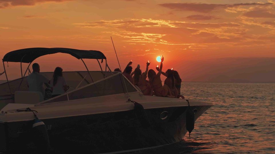 Sorrento Sunset Private Boat Tour - Free Bar and Apetizer - Onboard Amenities and Comfort